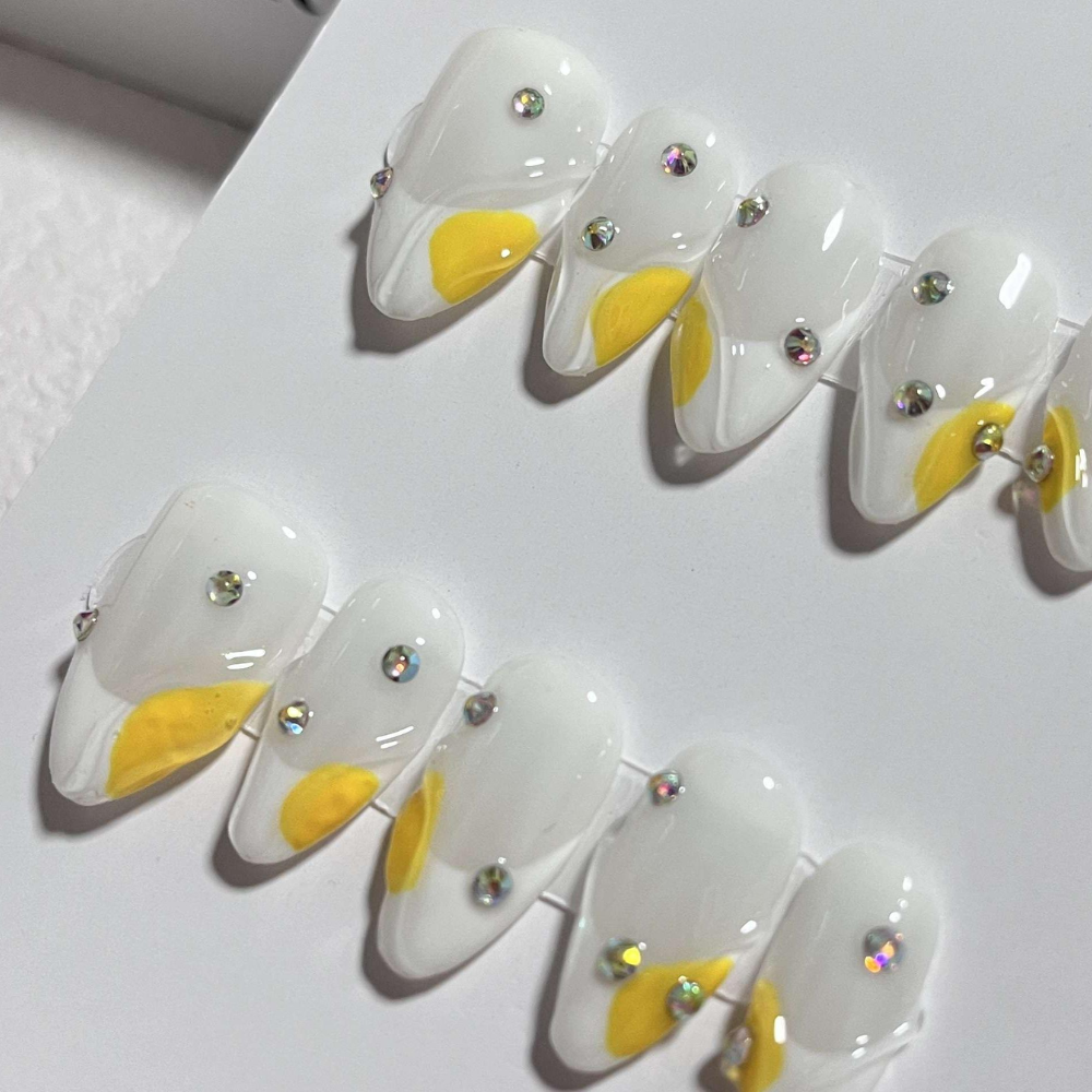 Almond style press on nails 06